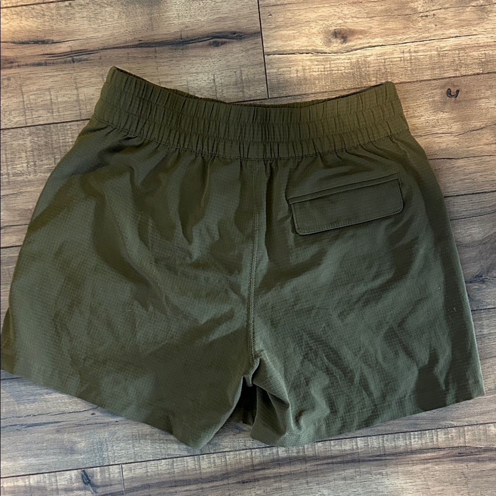 Athleta Olive Women's Cargo Shorts - Picture 3 of 3